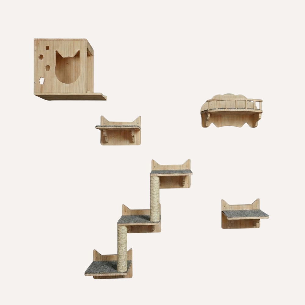 Arbre à chat mural complet L'Ascension en bois de pin et sisal fixé au mur , fond blanc