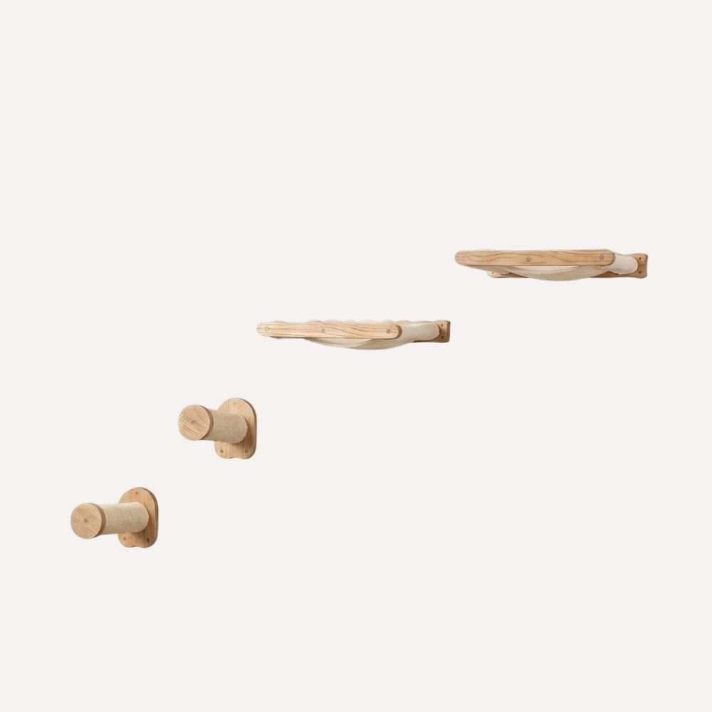 Kit parcours mural chat design L'Escapade 4 pièces bois et blanc sur fond studio blanc