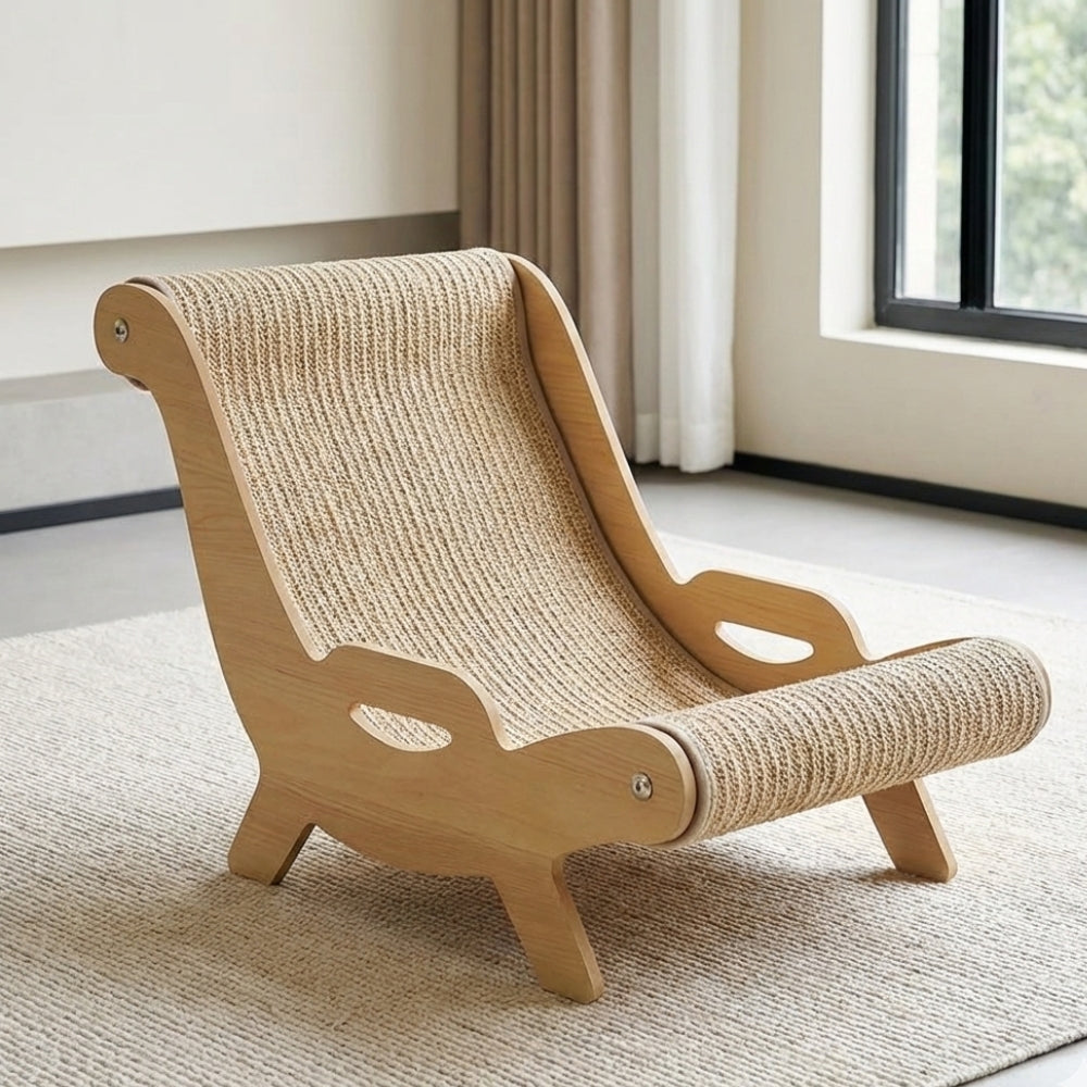 Chaise longue griffoir pour chat LE RIVIERA en bois massif clair et sisal beige naturel, posée sur un tapis moderne lumineux.