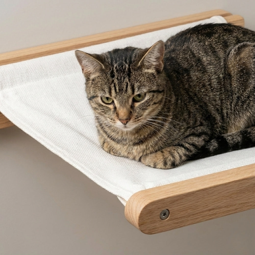 Détail hamac mural chat tissu blanc haute qualité et fixations bois pin.