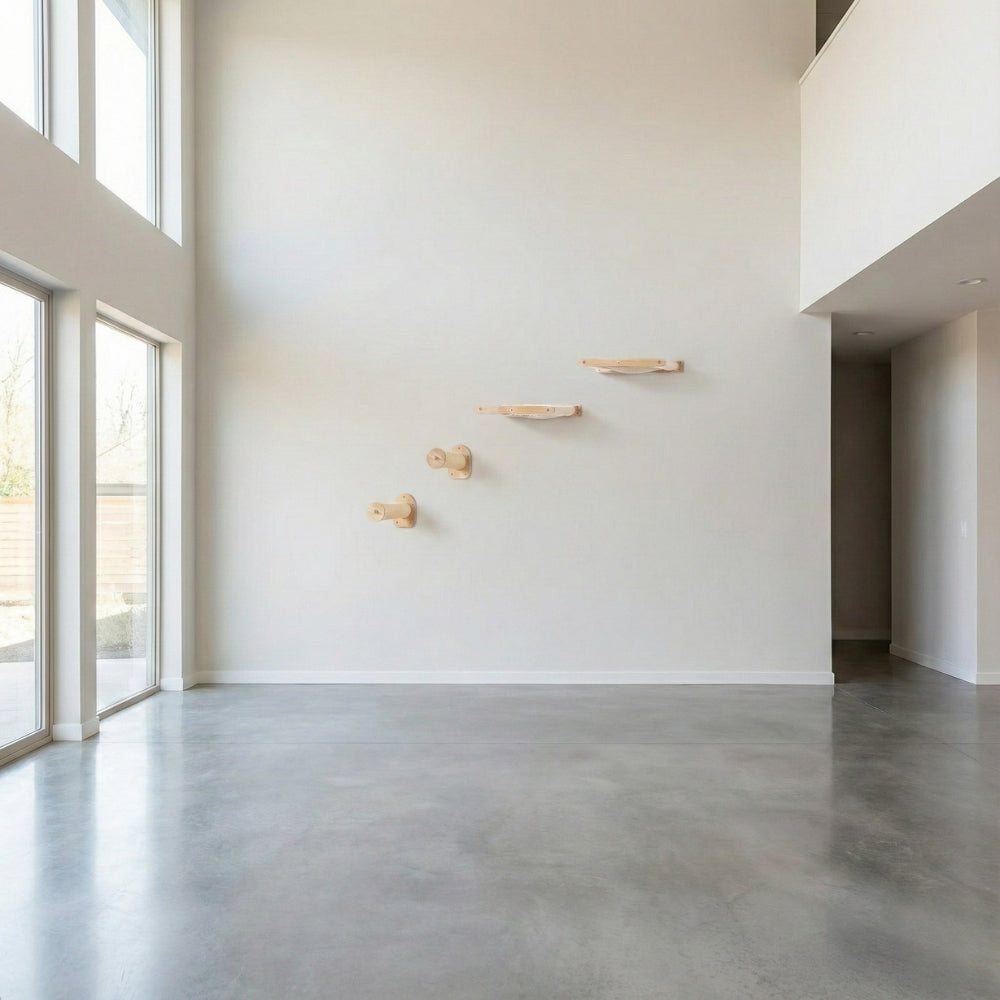 Arbre à chat mural gain de place au dessus canapé décoration minimaliste.