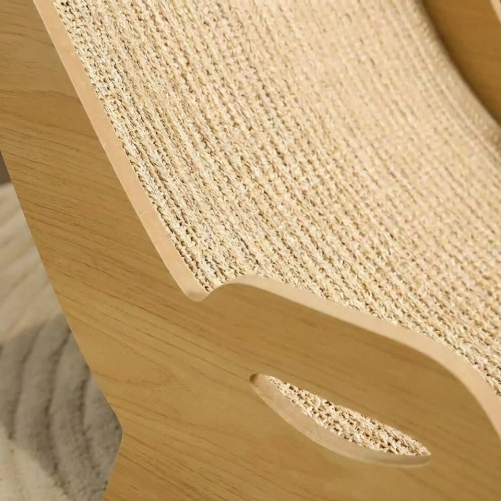 Gros plan détaillé sur la structure en bois massif courbé et le tressage serré du sisal beige naturel du griffoir Riviera.