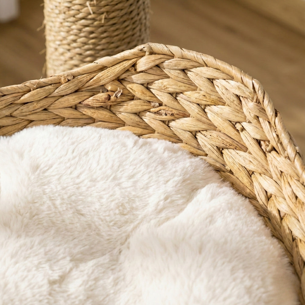 Détail tressage fibres naturelles artisanales et coussin blanc fausse fourrure lavable.