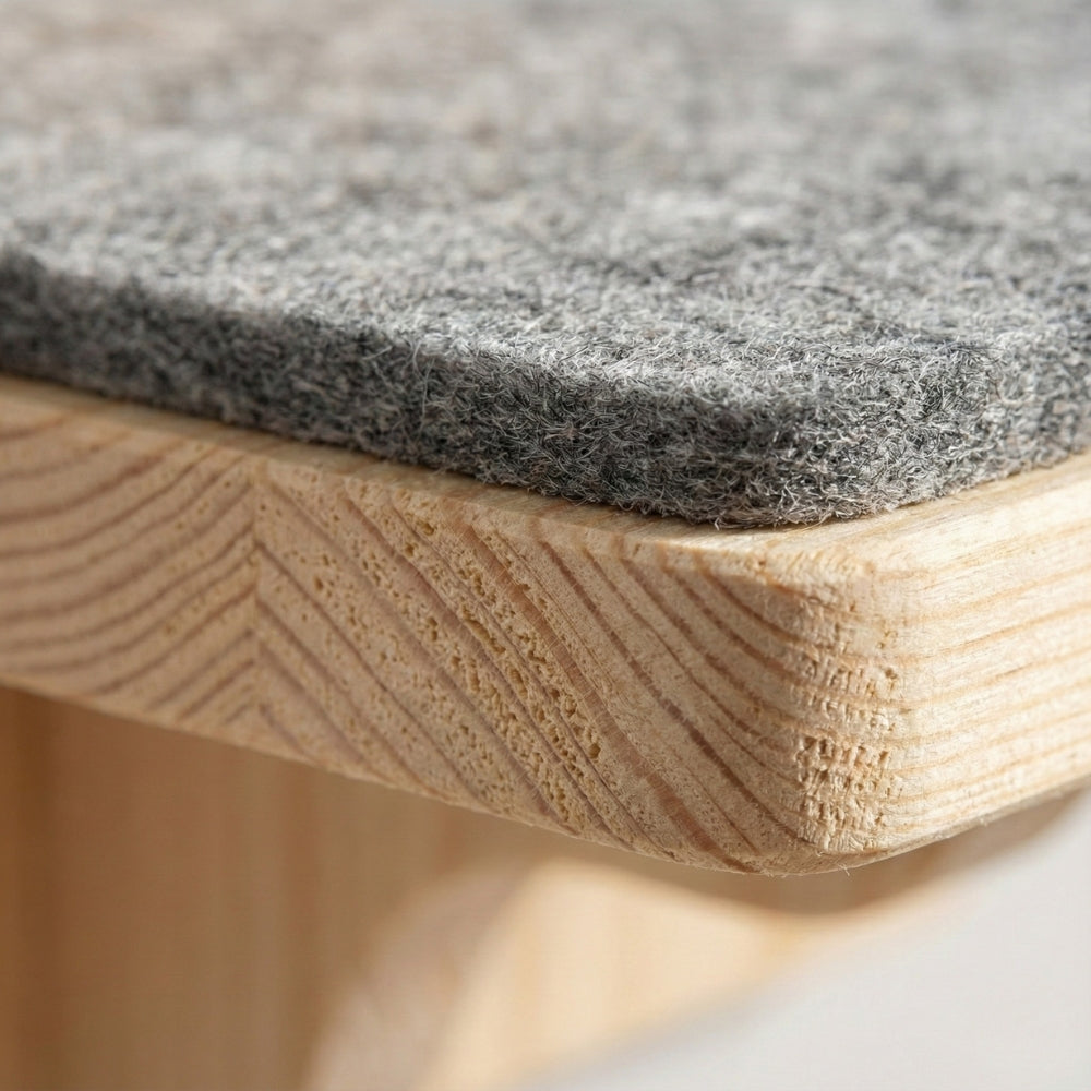 Détail texture bois pin massif et tapis feutrine gris antidérapant haute qualité.