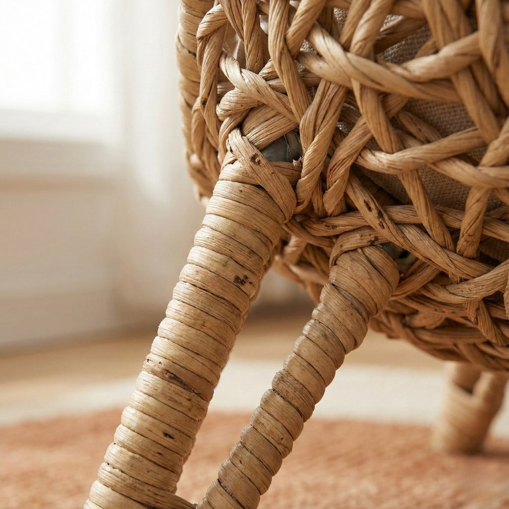 Détail tressage main résine imitation osier et pieds métal stable