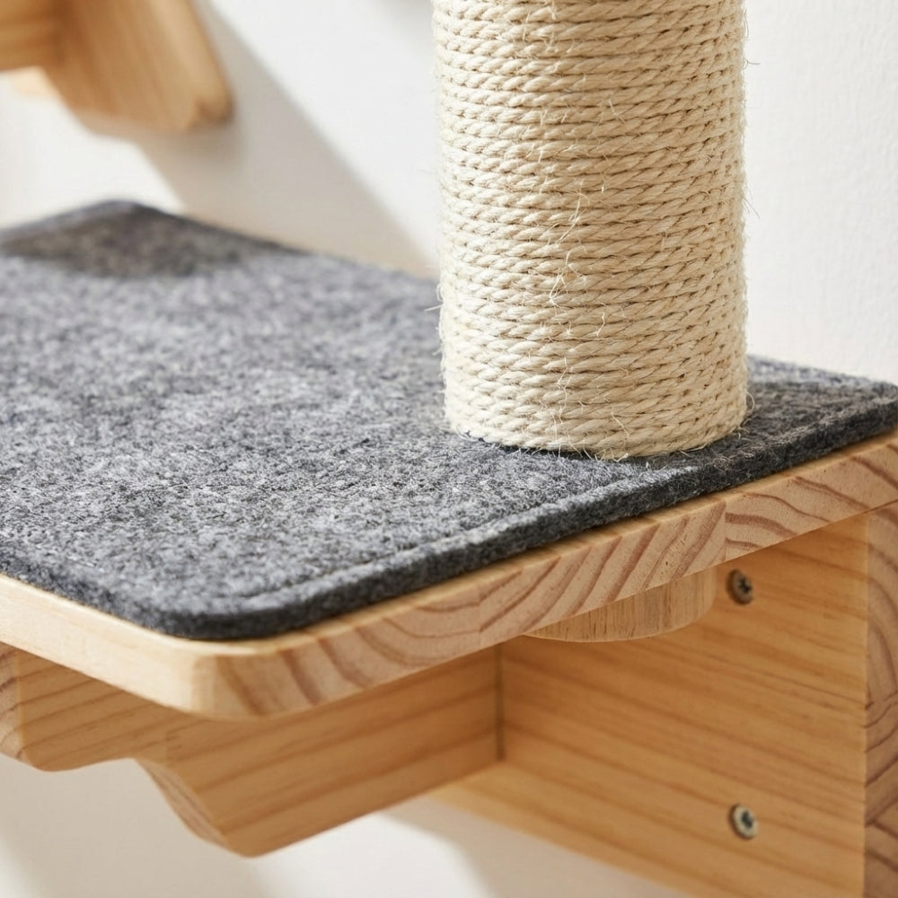 Détail qualité bois pin massif et sisal naturel arbre à chat luxe.